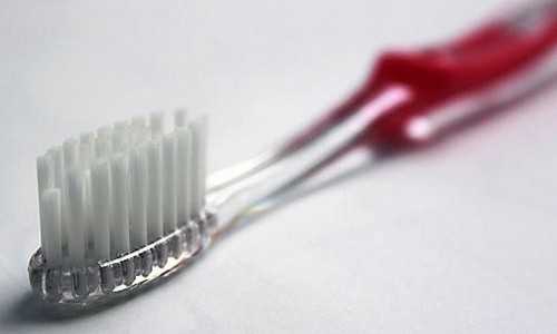 Щетка с V-образным вырезом Щетка с V-образным вырезом