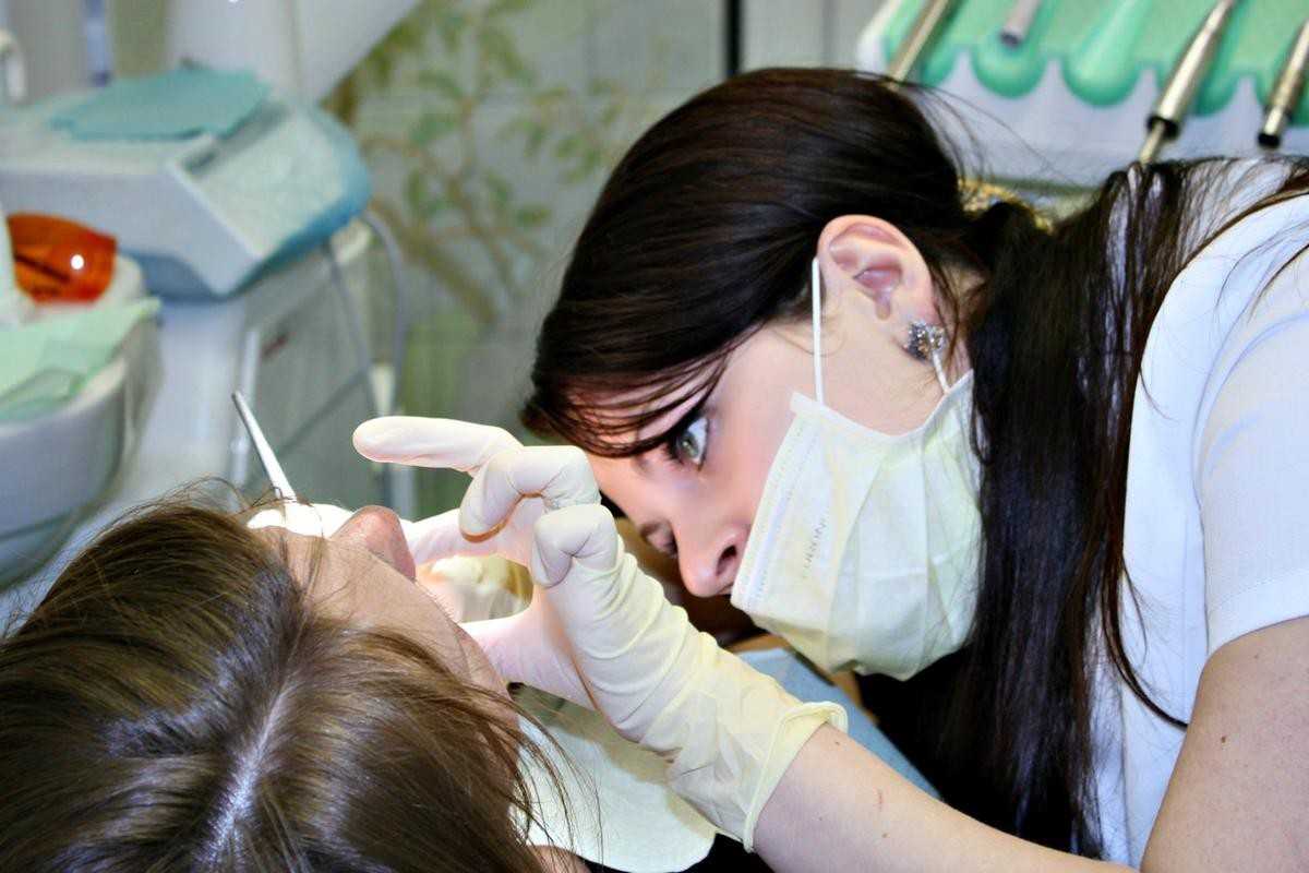 Беременная женщина в кресле стоматолога Беременная женщина в кресле стоматолога