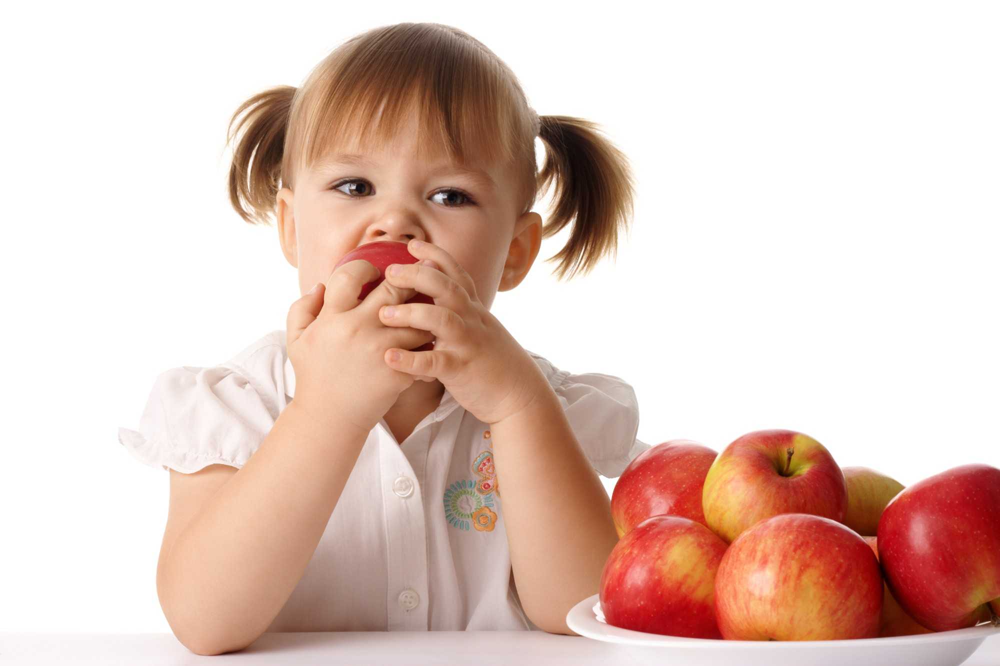 Ребенку необходимо употреблять больше жестких продуктов, это улучшает развитие зубов и увеличивает слюноотделение